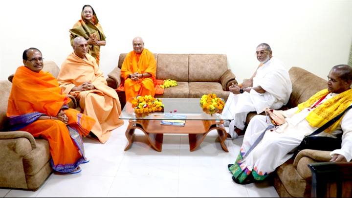 मुख्यमंत्री श्री चौहान ने ओंकारेश्वर में संत-जन से भेंट कर आशीर्वाद प्राप्त किया